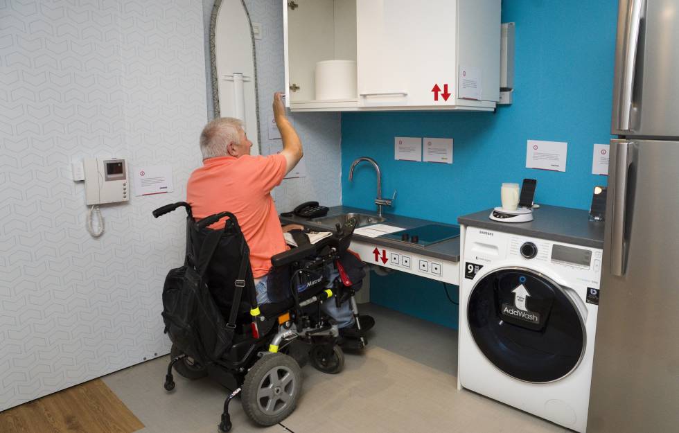 Persona con discapacidad en la cocina accesible de su vivienda